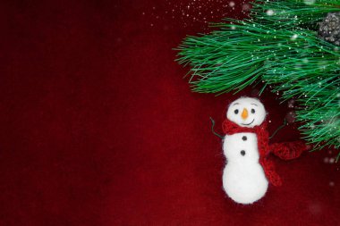 Kardan adam oyuncağıyla Noel kartı konsepti