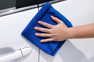 Araba mikro fiber bez ile temizlik Otomotiv Servis işçisi