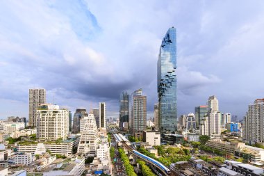 Bangkok, Tayland - 3 Temmuz 2018: Tayland 'ın en yüksek gökdeleni Mahanakhon ile iş bölgesi.