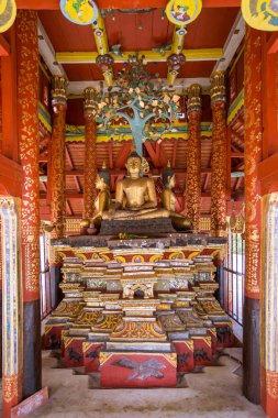 Lampang, Thailand - 08 Ocak 2018: Antik Buda heykeli Wat Pong Sanuk tapınak ve Müzesi. Ahşap ve altın varak kaplı hazırlanmış.