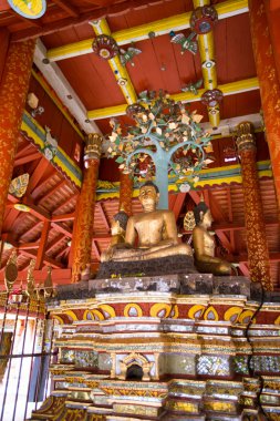 Lampang, Thailand - 08 Ocak 2018: Antik Buda heykeli Wat Pong Sanuk tapınak ve Müzesi. Ahşap ve altın varak kaplı hazırlanmış.