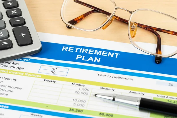 Retirement Plan Glasses Calculator Document Mock — Stock Photo, Image