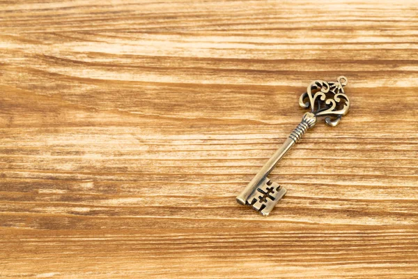 木製の背景にヴィンテージのキー — ストック写真