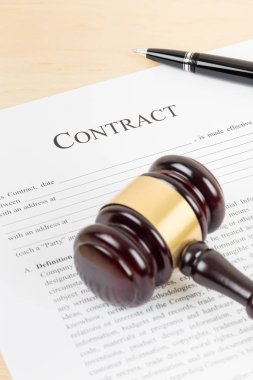 Ahşap Yargıç tokmak ile sözleşme belge ve kalem