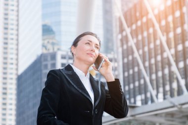 Cep telefonu City'deki konuşurken işkadını