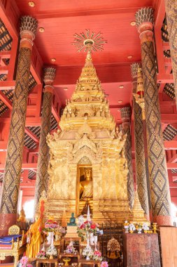 Lampang, Thailand - 8 Ocak 2018: Antik Buda heykeli Wat Phra ki Lampang Luang Tapınak.