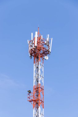 Mavi gökyüzü ile hücresel kule