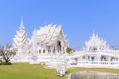 Chiang Rai, Tayland - 20 Şubat 2018: Wat Rong Khun veya Beyaz Tapınak, dünyaca ünlü hedef. Tasarım: Üstad Chalermchai Kositpipat, Ulusal Sanatçı.