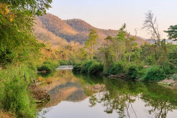 Dağ ve Wang nehir tropikal ormanda yakın: Lampang, Thailand