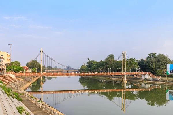 Lampang Tajlandia Lutego 2018 Pomarańczowy Zawieszenie Wiszący Most Nad Rzeką — Zdjęcie stockowe