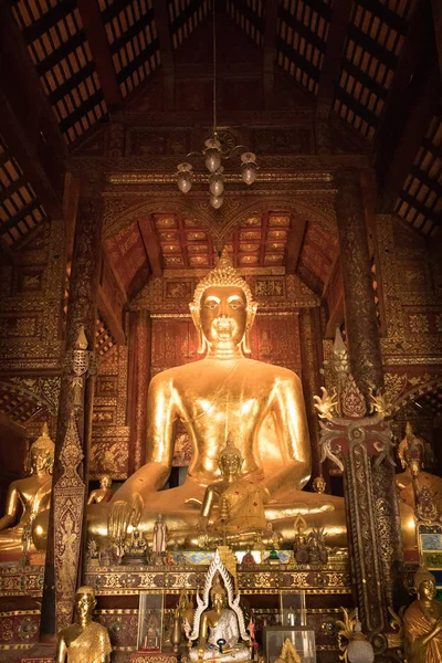 Lampang, Thailand - 8 Ocak 2018: Antik Buda heykeli Wat Phra ki Lampang Luang Tapınak.