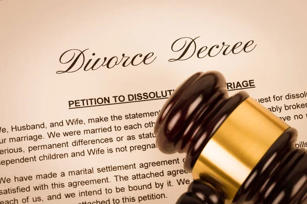 Sędzia Drewniany Młotek Rozwód Dekretu Dokument Jest Makieta — Zdjęcie stockowe