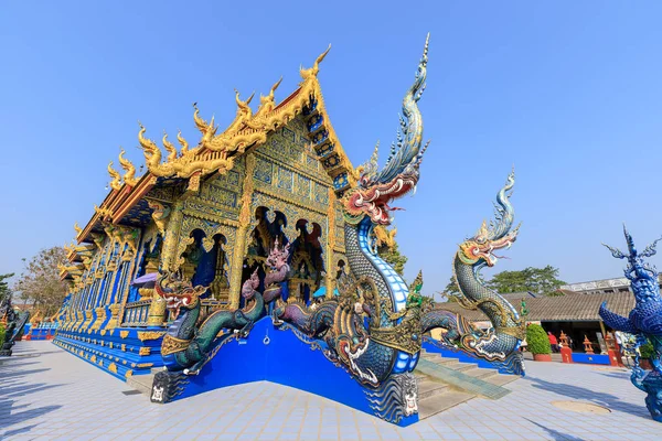 泰国清莱 2018年2月20日 蓝色圣殿 Wat Rong Sear Tean 协调厅或主教堂 装饰有纳迦雕像 — 图库照片
