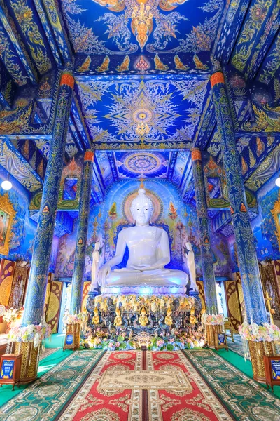 Chiang Rai, Tayland - 20 Şubat 2018: Mavi Tapınak (Wat Rong Tean) sararmış, Buddha statue koordinasyon hall veya ana Şapel içinde.