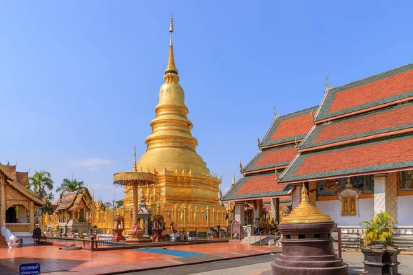 Pagoda Dorada Wat Phra Haripunchai Woramahawihan Lamphun Norte Tailandia —  Fotos de Stock