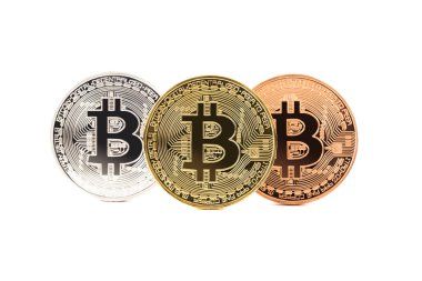 Altın gümüş ve bronz bitcoin belirteç beyaz arka plan üzerinde