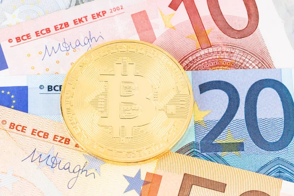 Токен Биткойна Банкнотах Евро — стоковое фото