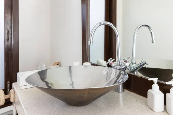モダンな洗う流域シンクとバスルームの蛇口 — ストック写真