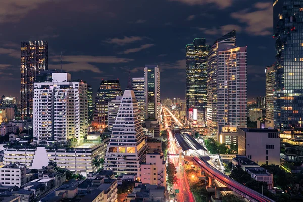 曼谷商业区城市景观与摩天大楼在晚上 — 图库照片