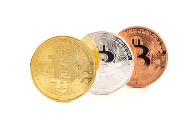 Altın gümüş ve bronz bitcoin belirteç beyaz arka plan üzerinde