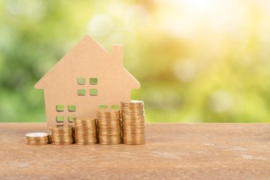Model ev ve para kavramı kaydetmek yeşil ağaç arka plan ipotek yığını