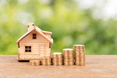 Model ev ve para kavramı kaydetmek yeşil ağaç arka plan ipotek yığını