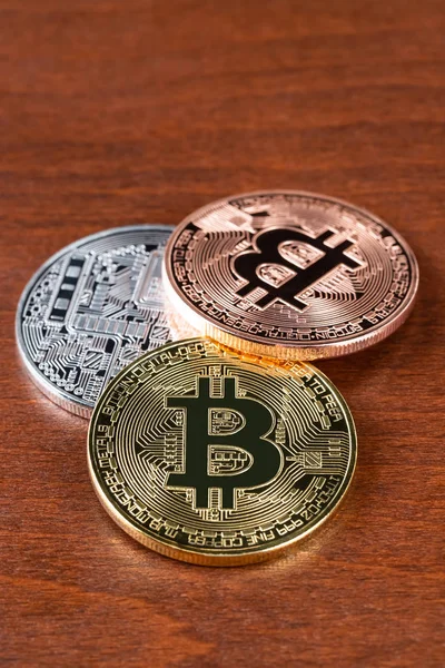 Złoto Srebro Brąz Bitcoin Token Podłoże Drewniane — Zdjęcie stockowe