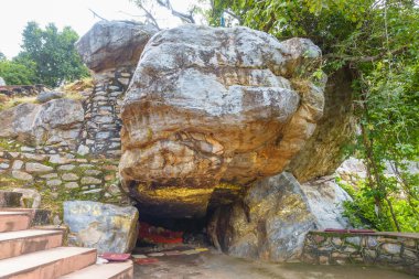Sugarakhata Mağarası, Sariputta Gandhakuti veya Buda'nın evi, Rajgir, Bihar, Hindistan yakınlarındaki Griddhakuta tepe üzerinde konut veya ikamet.