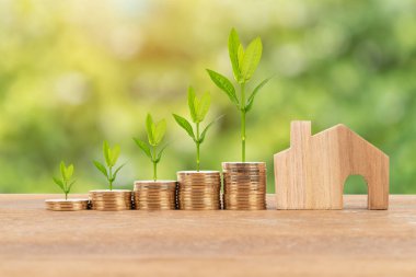 Ev modeli ve yığın beyaz arka plan ipotek kavramı kaydetme para