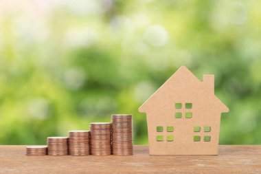 Ev modeli ve yığın beyaz arka plan ipotek kavramı kaydetme para