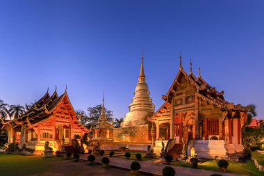Chiang Mai 'de, Wat Phra Singh Woramahawihan' da, alacakaranlıkta ya da gökteki yıldızlarla tapınak ve altın tapınak.