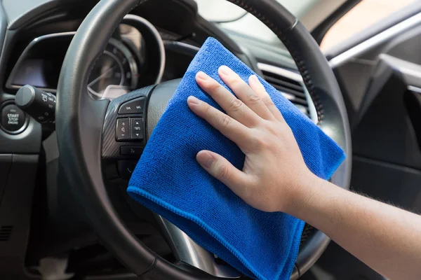 Mikro fiber bez ile arabanın içinden temizlik Otomotiv Servis işçisi