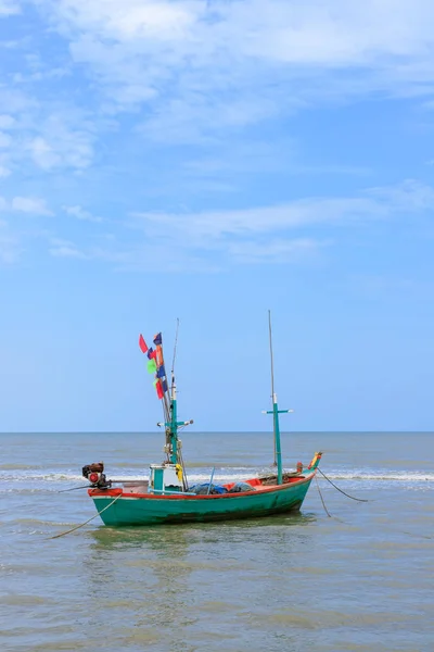 Tradiční Rybářský Člun Svázaný Lanem Moři Nedaleko Pláže — Stock fotografie