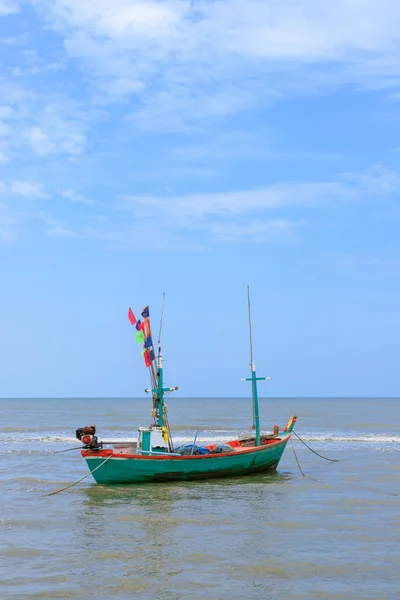 Bateau Pêche Traditionnel Attaché Avec Corde Mer Près Plage — Photo