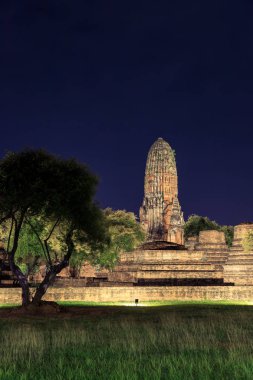 Wat Phra Ram tapınakta yanar gece Ayutthaya