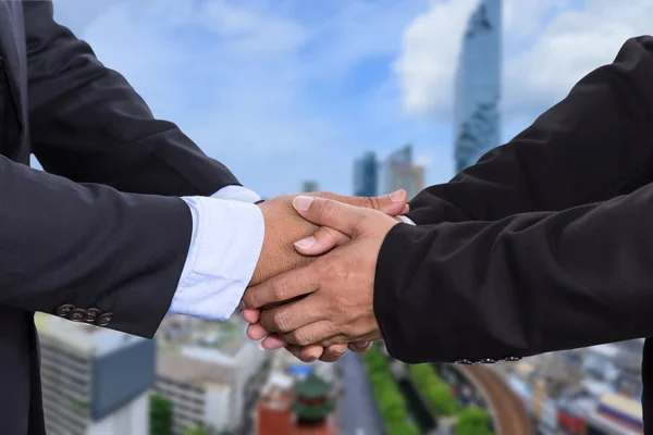 Geschäftsleute Schütteln Bei Treffen Asiatischen Stil Über Hintergrund Des Geschäftsviertels — Stockfoto