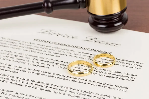 Houten Rechter Hamer Gouden Ringen Echtscheiding Document Mock — Stockfoto