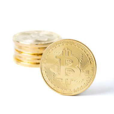 Bitcoin cryptocurrency belirteci kazık beyaz arka plan üzerinde