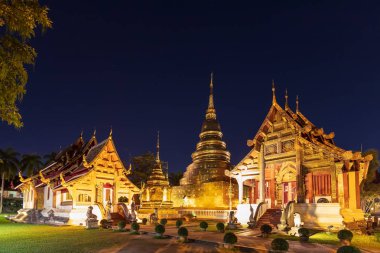 Chiang Mai 'de, Wat Phra Singh Woramahawihan' da, alacakaranlıkta ya da gökteki yıldızlarla tapınak ve altın tapınak.