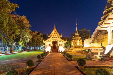 Chiang Mai 'de, Wat Phra Singh Woramahawihan' da, alacakaranlıkta ya da gökteki yıldızlarla tapınak ve altın tapınak.