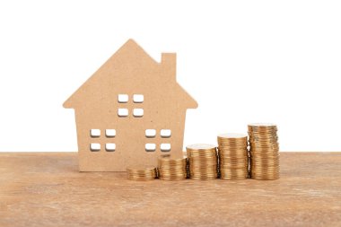 Ev modeli ve yığın beyaz arka plan ipotek kavramı kaydetme para