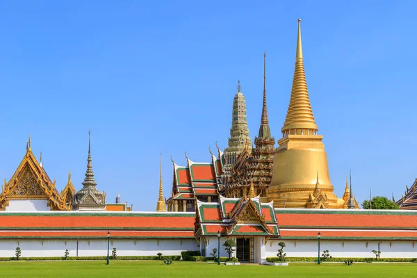 Wat Phra Kaew or the Temple of the Emerald Buddha in Grand Palac — Stock Photo, Image