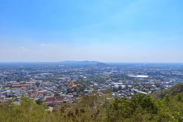 Landskap från Wat Khiriwong Temple på toppen av berget nära staden c — Stockfoto