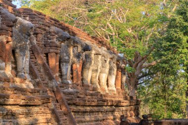 Kamphaeng Phet 'deki Wat Chang Rob tapınağında fil heykeli.