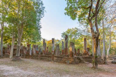 Kamphaeng Phet Histori 'deki Wat Phra Non (Yaslanan Buda) tapınağı
