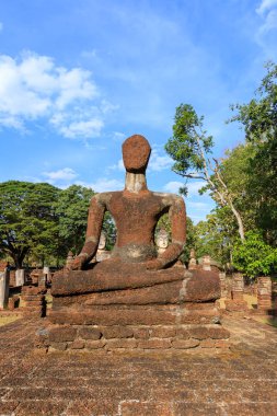 Kamphaeng Phet 'teki Wat Phra Kaeo tapınağında oturan Buda heykeli. 