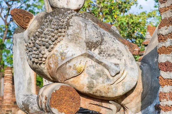 Лежащая статуя Будды в храме Ват Пхра Кео в Кампхенг Пхе — стоковое фото