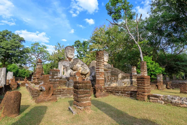 Kamphaeng Phe 'deki Wat Phra Kaeo tapınağında bir grup Buda heykeli. — Stok fotoğraf