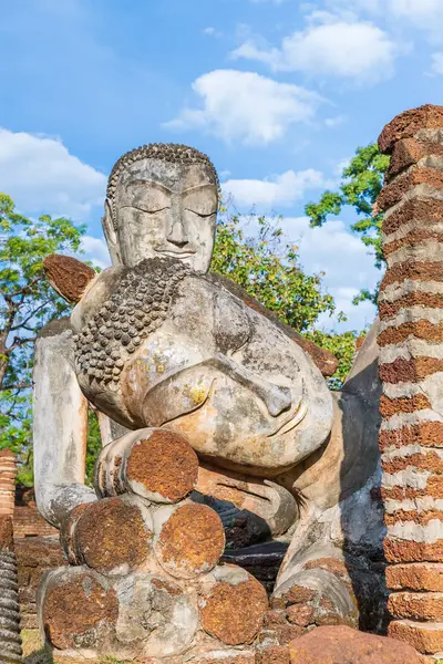 Estatua de Buda en el templo de Wat Phra Kaeo en Kamphaeng Phe — Foto de Stock