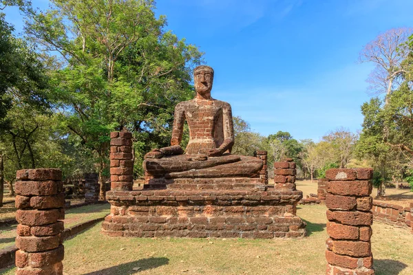 Estátua de Buda sentado no templo Wat Sing em Kamphaeng Phet Histo — Fotografia de Stock